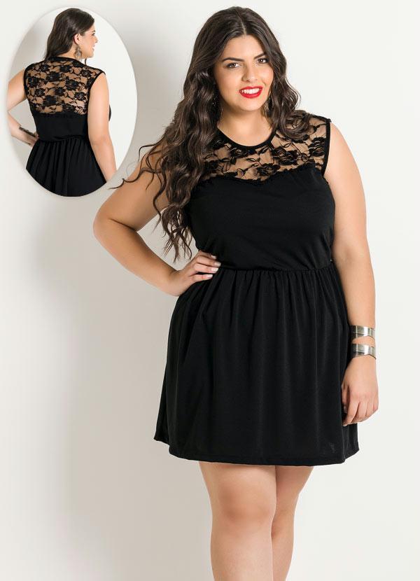 vestido preto de malha plus size