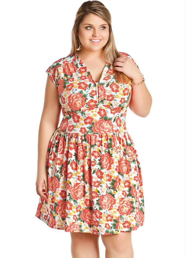 vestido plus size floral com decote em v