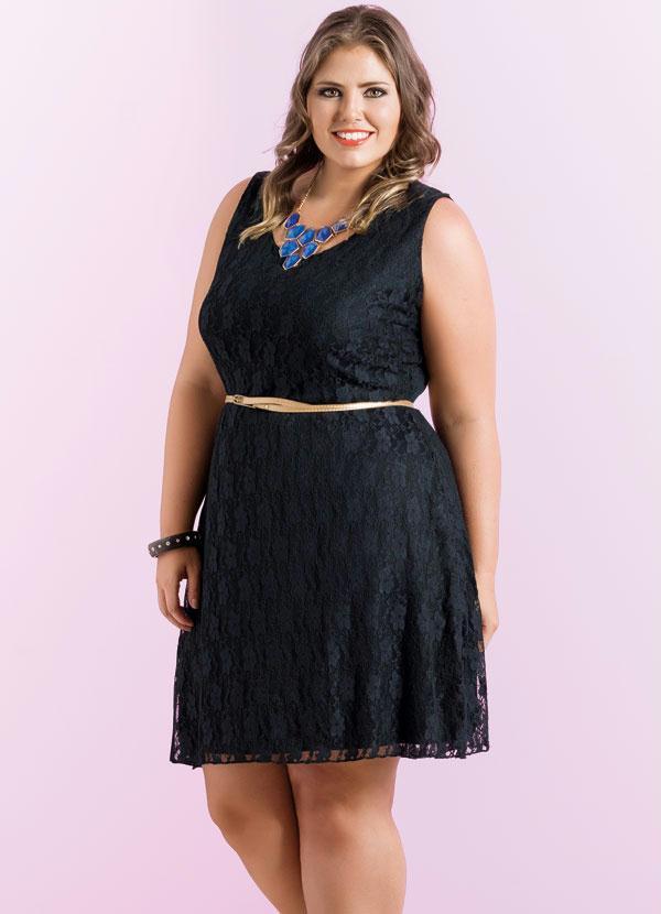 vestido preto com renda plus size