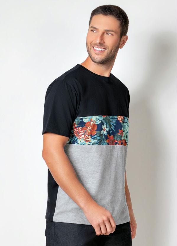 Camiseta Actual (Preta) com Recortes e Mangas