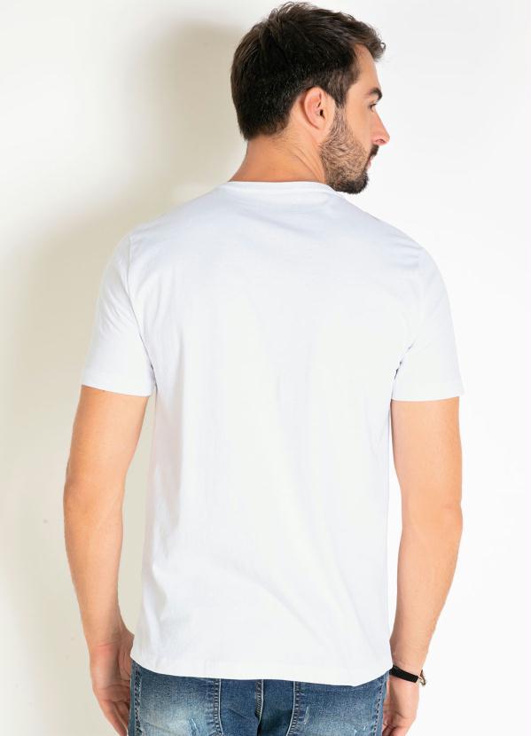 estampa branca em camiseta preta