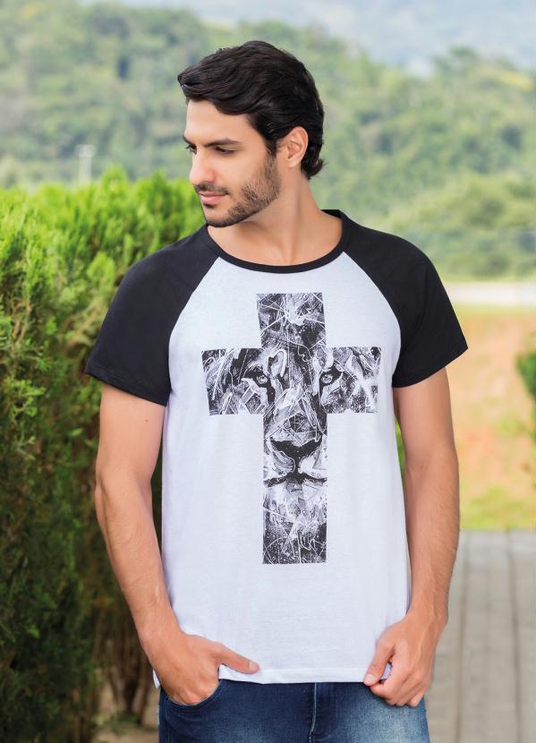 estampa branca em camiseta preta