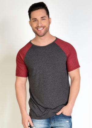 Camiseta (Chumbo e Vermelha) com Mangas Raglan Camiseta (Chumbo e Vermelha) com Mangas Raglan
