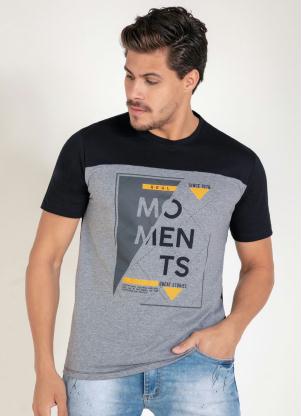 Camiseta (Preta) com Recorte e Estampa