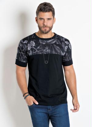 Camiseta (Preta) com Recorte Estampado