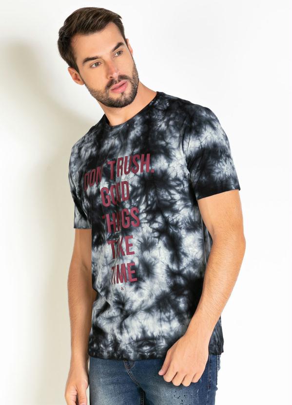 Camiseta (Preta) com Tie Dye e Estampa Camiseta (Preta) com Tie Dye e Estampa