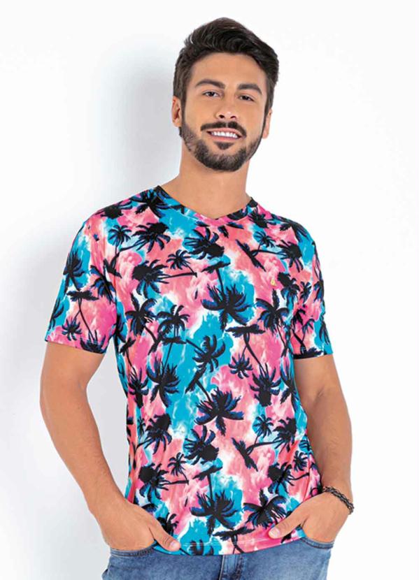 Camiseta (Tie Dye e Folhagem) com Decote V
