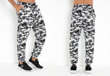 Cal�a Jogger Camuflado Branco com Bolsos