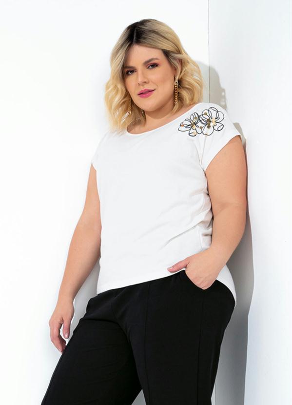 Blusa (Off White) com Mangas Curtas Plus Size