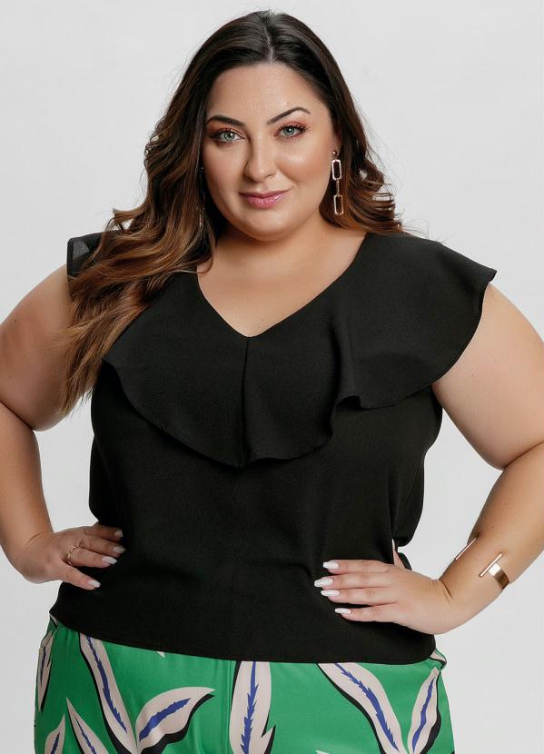 Blusa Plus Size Preta com Babado no Decote
