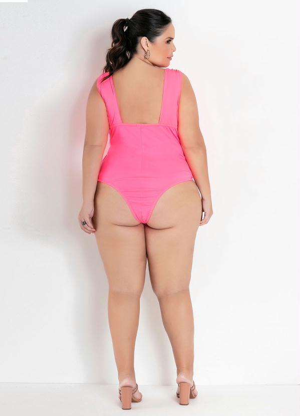 decote profundo plus size