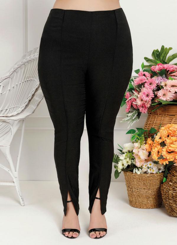 Calça Plus Size (Preta) com Fendas na Barra Calça Plus Size (Preta) com Fendas na Barra