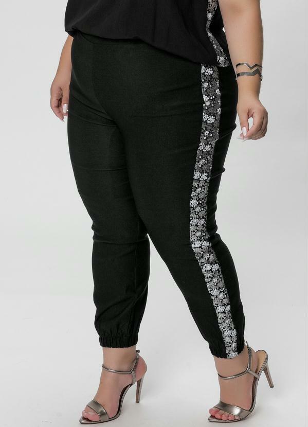 Cal�a Plus Size (Preta) com Paet�s nas Laterais