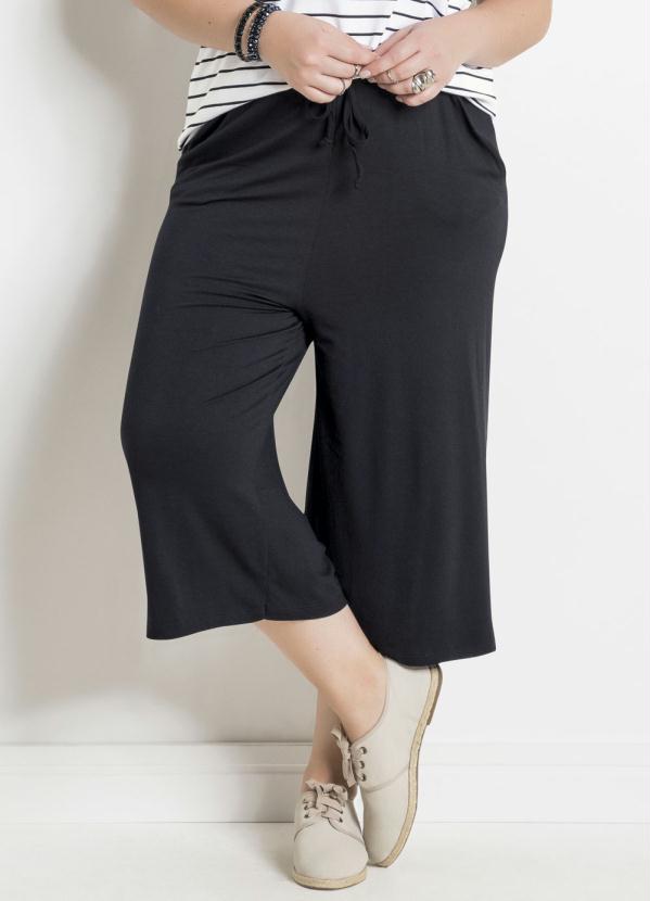 calça pantacourt preta plus size