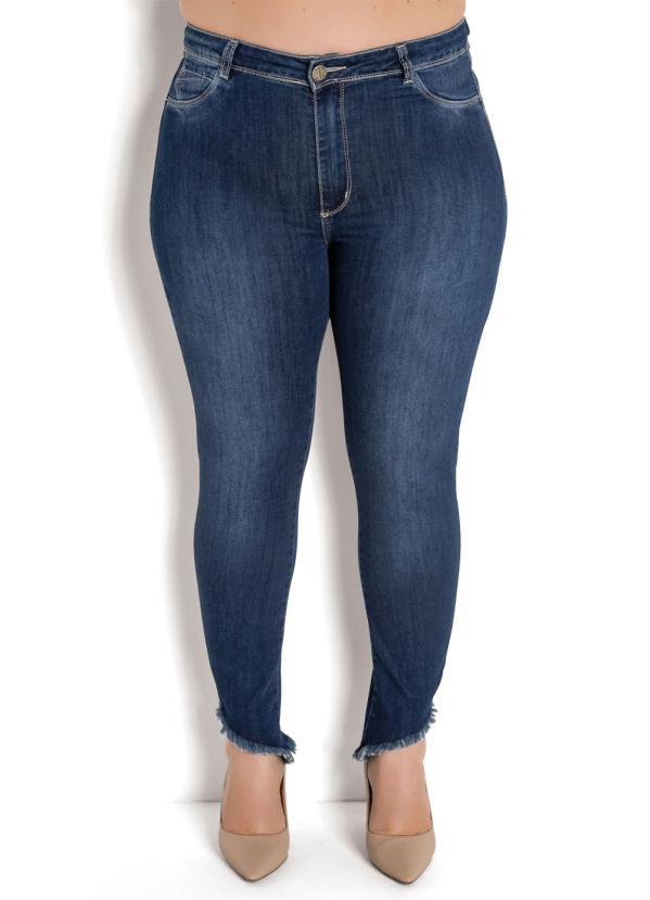 calça jeans barra desfiada