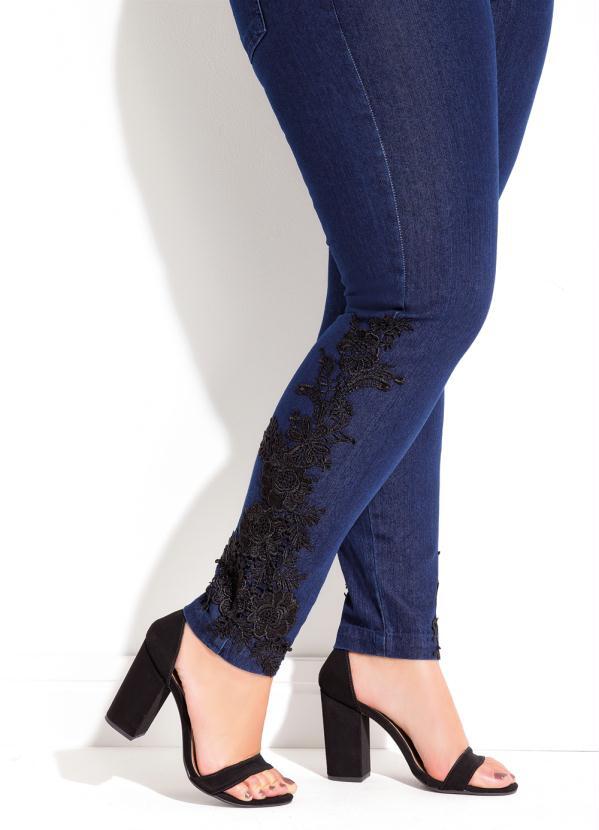 calça jeans com renda lateral