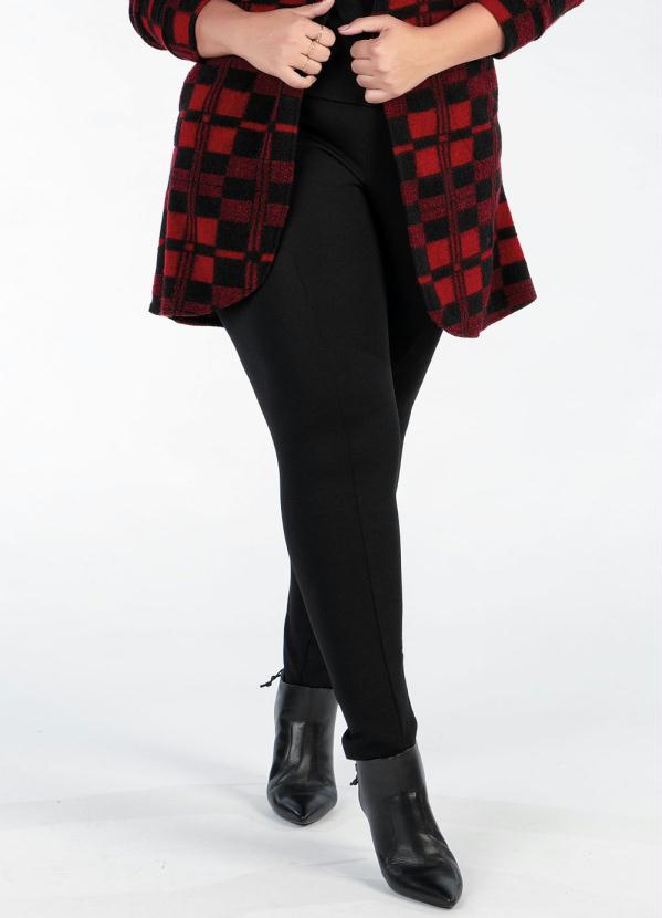 calça legging preta com pezinho