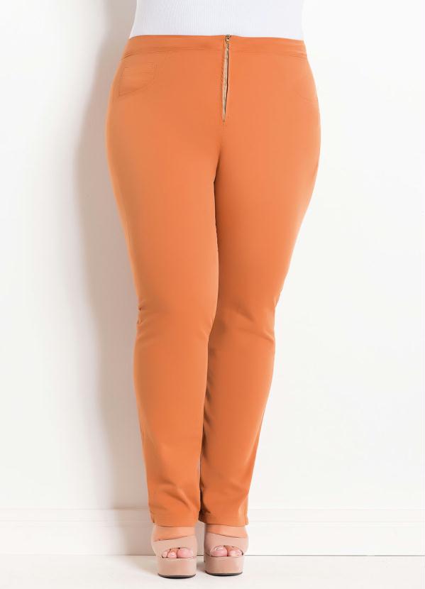 calça caramelo plus size