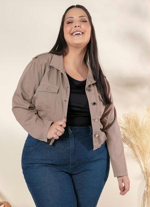Jaqueta Cropped Plus Size (Bege) com Bolsos