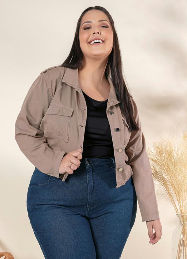 Jaqueta Cropped Plus Size (Bege) com Bolsos