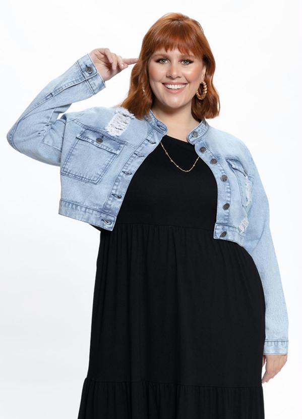 Jaqueta Plus Size Cropped (Jeans Claro) com Rasgos