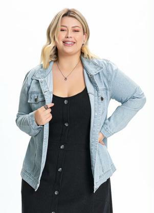 Jaqueta Plus Size (Jeans Claro) com Bolso Jaqueta Plus Size (Jeans Claro) com Bolso