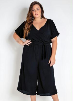 Macacão Plus Size Pantacourt (Preto) Transpassado Macacão Plus Size Pantacourt (Preto) Transpassado