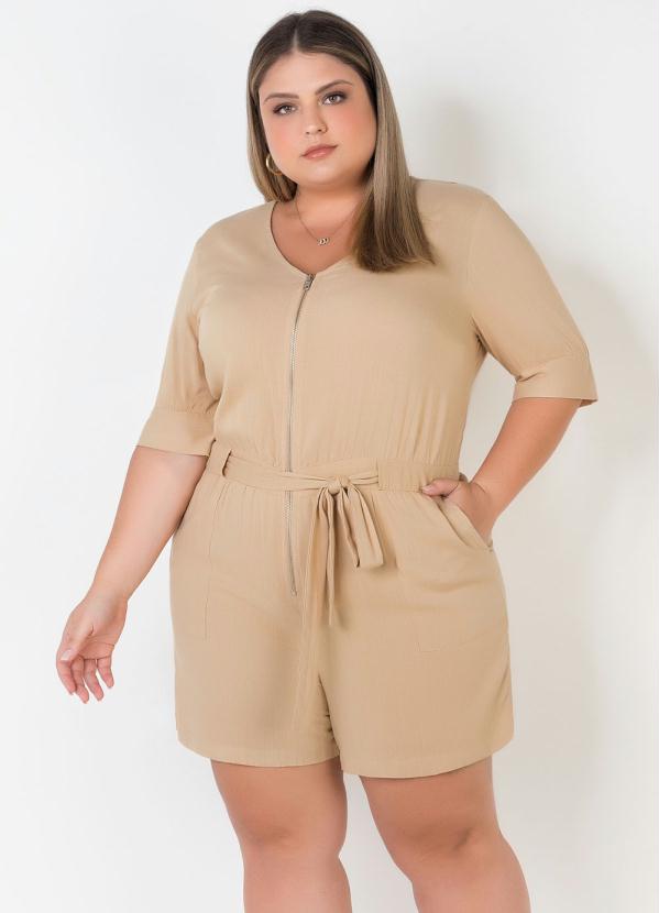 Macaquinho Plus Size (Bege) com Zíper Macaquinho Plus Size (Bege) com Zíper