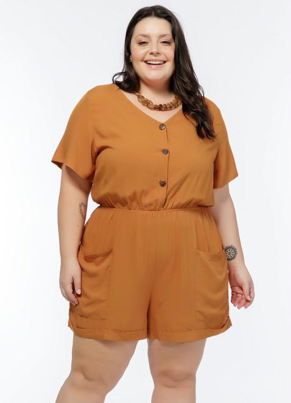 Macaquinho Plus Size (Ocre) com Botões e Bolsos Macaquinho Plus Size (Ocre) com Botões e Bolsos