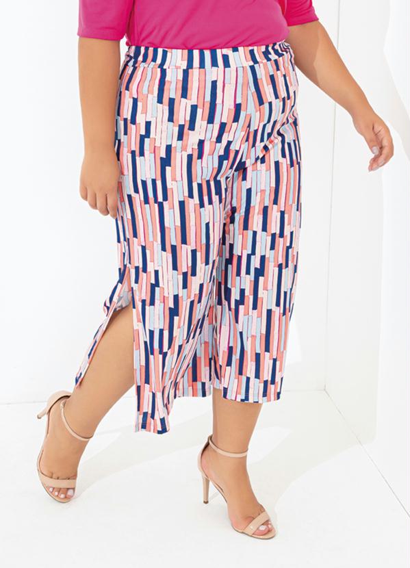 Calça Pantacourt (Abstrato) com Fendas Plus Size Calça Pantacourt (Abstrato) com Fendas Plus Size