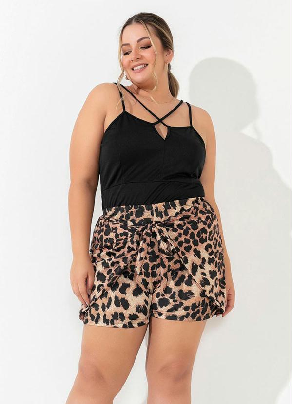Short (On�a) com Sobreposi��o Plus Size