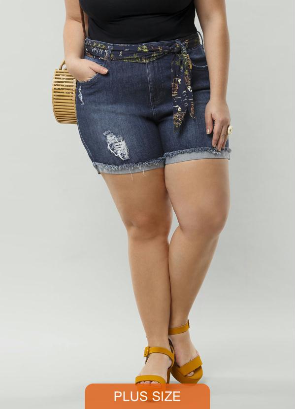 mulher de short jeans