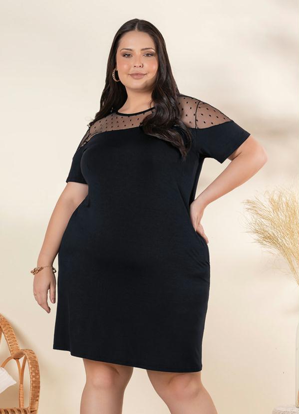 Vestido Plus Size (Preto) com Recorte em Tule