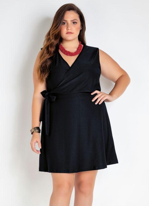 vestido preto transpassado plus size