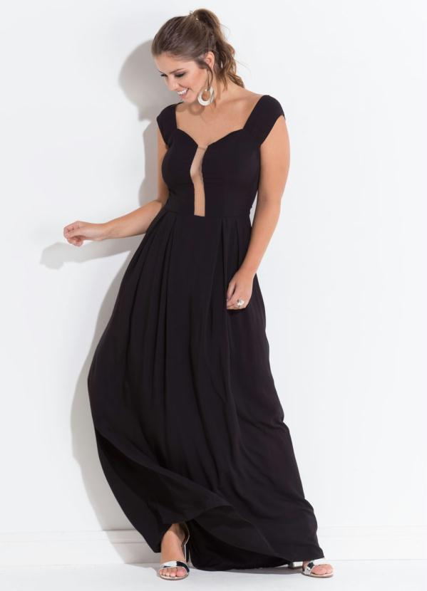 vestido com decote profundo