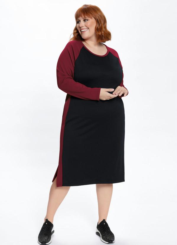Vestido Plus Size (Preto/Vinho) com Recortes